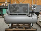 un gros compresseur d'air posé sur une palette dans un entrepôt