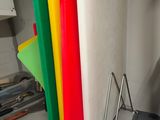 une pile de dossiers posée sur une étagère dans une pièce