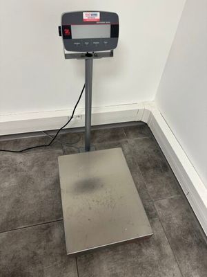 une image représentant une balance posée sur le sol d'une pièce