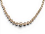 un collier composé d'une seule perle, muni d'un fermoir en or