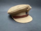 casquette militaire beige avec un bandeau en cuir et un insigne sur le côté
