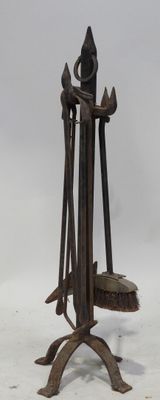 une sculpture métallique représentant une personne tenant un balai et un balai