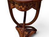 une image représentant une table en bois ornée d'un motif floral