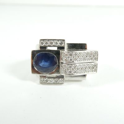 une image d'une bague avec une pierre bleue entourée de diamants