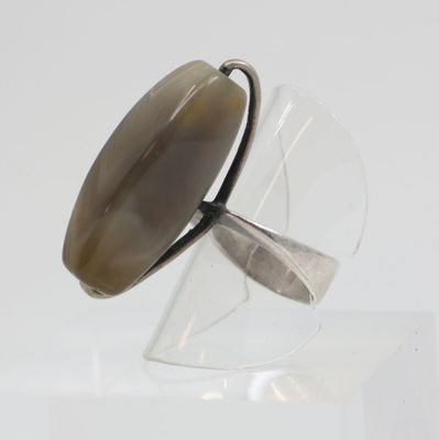 bague en argent massif ornée d'une agate brune au centre