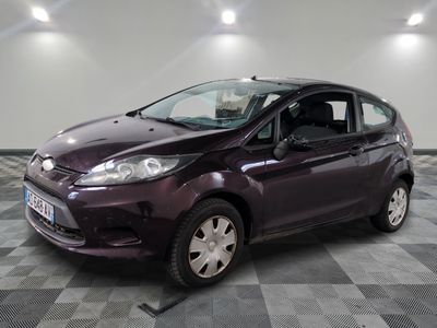 la photo d'une voiture violette garée dans un garage