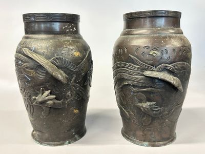 deux vases posés l'un à côté de l'autre sur une table