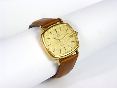 une image montrant un gros plan d'une montre-bracelet posée sur une serviette