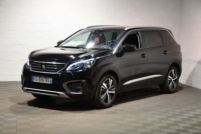 le 4x4 noir est garé dans une grande pièce au sol en damier