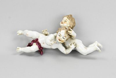 une figurine représentant un garçon et une fille allongés par terre