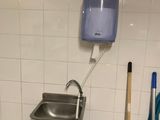 des toilettes et un lavabo dans une petite pièce