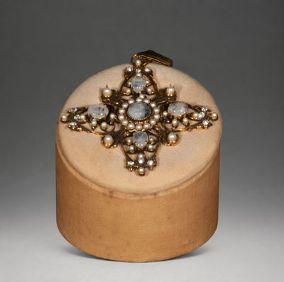 an image of a wooden box with a ring on top of it