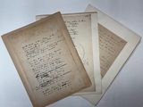 trois vieilles feuilles de papier sur lesquelles il y a des inscriptions, posées sur une table