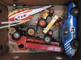 une boîte en carton remplie de petites voitures et d'un petit avion