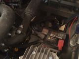 un gros plan sur le moteur d'une voiture
