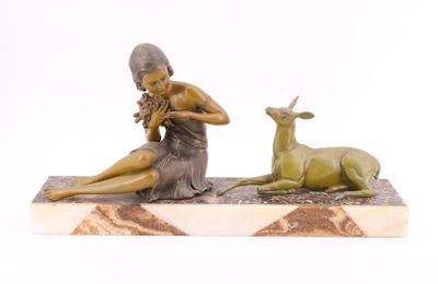 statue représentant une femme et un cerf, posée sur un socle en marbre