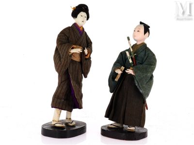 paire de figurines asiatiques représentant une femme et un homme muni d'une épée
