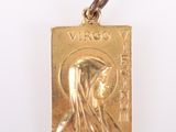 une image représentant un pendentif en or orné d'une effigie de Jésus
