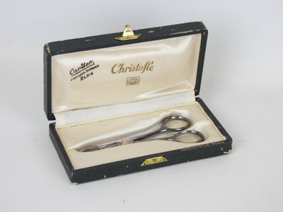 une boîte contenant une paire de ciseaux