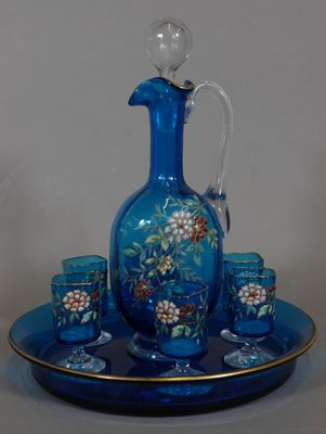 SERVICE A LIQUEUR en verre coloré bleu à décor émaillé de br…