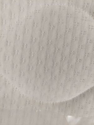 gros plan sur un pull blanc avec un trou au milieu