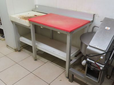 une photo d'une cuisine avec un plan de travail rouge