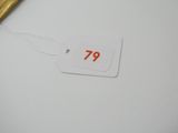 une étiquette blanche portant le numéro 79