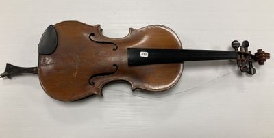 un vieux violon posé sur une surface blanche
