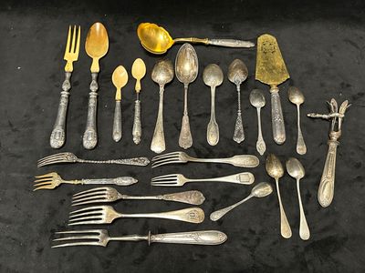 beaucoup de cuillères et de fourchettes en argent sur la table