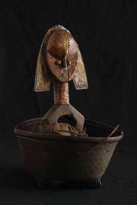 une image représentant une sculpture d'un oiseau posé sur un bol