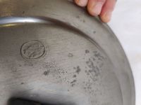 Lot d'objets en étain comprenant un pichet, un bougeoir et u… (photo 2)