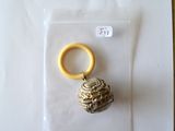 une bague en or et une bague en or sur un bout de papier
