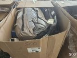 une boîte en carton remplie de vêtements et d'autres objets