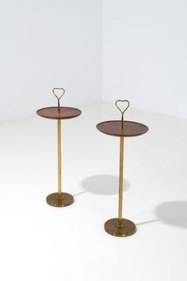 paire de tables d'appoint en laiton et en bois avec des plateaux en forme de cœur