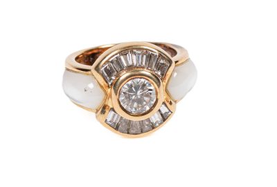un gros plan d'une bague en diamant et en or sur fond blanc