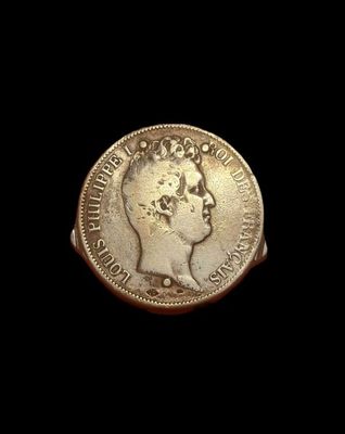 une pièce d'or sur laquelle est représentée la tête d'un homme