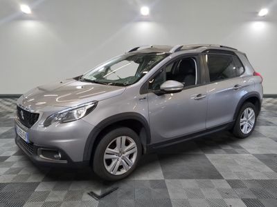 la voiture argentée est garée dans le garage sur un sol en damier