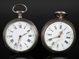 paire de montres de poche anciennes dont les cadrans sont ornés de chiffres romains