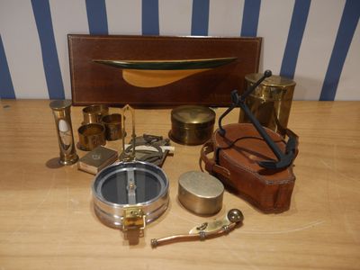 un grand nombre d'objets différents sur une table