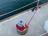 une borne d'incendie sur le pont d'un bateau, avec une corde rouge
