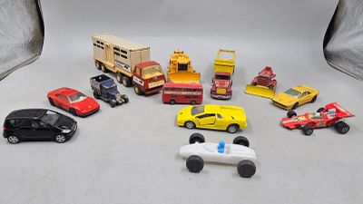 de nombreuses petites voitures et camions posés sur une table