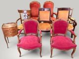 several chairs and a table are arranged in a circle