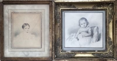deux photos encadrées représentant un bébé et un autre bébé assis sur une chaise