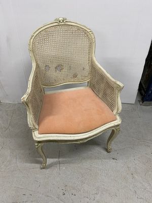 Petite bergère en bois relaqué blanc à dos plat à accotoirs …