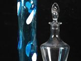 deux vases en verre posés l'un à côté de l'autre sur une table