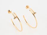 une paire de boucles d'oreilles créoles en or serties de diamants