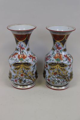 deux vases posés sur une table