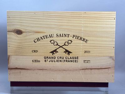 une boîte en bois sur laquelle est collée une étiquette portant l'inscription « Château Saint-Pierre »