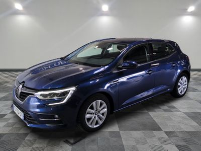 une voiture bleue garée dans un garage au sol en damier