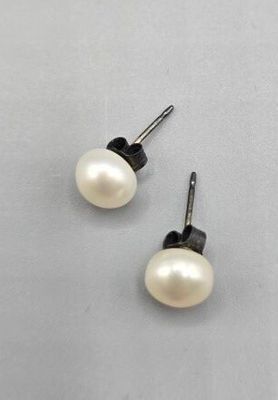 Paire de clous d'oreilles ornés de perles blanche dites "bou…